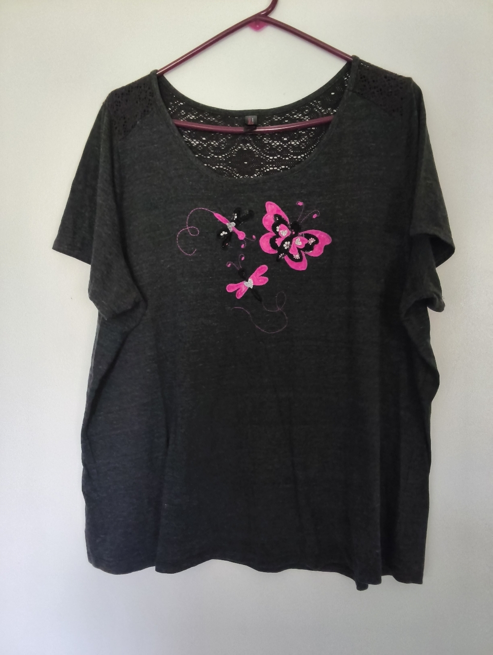 District Charcoal Short Sleeve Tee with Bright Pink Butterfly Sz 4xl